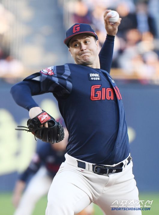 25일 서울 잠실구장에서 열린 롯데-두산전. 선발투수 데이비슨이 투구하고 있다. 잠실=정재근 기자 cjg@sportschosun.com/2025.4.25/