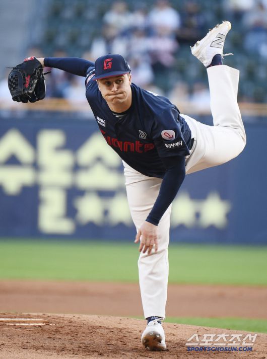 25일 서울 잠실구장에서 열린 롯데-두산전. 선발투수 데이비슨이 투구하고 있다. 잠실=정재근 기자 cjg@sportschosun.com/2025.4.25/