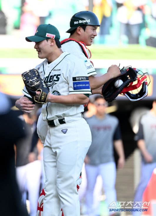 20일 인천SSG랜더스필드에서 열린 SSG와 LG의 경기, SSG가 9대3으로 승리하며 6연패에서 탈출했다. 승리의 기쁨을 나누는 조병현-조형우 배터리의 모습. 인천=허상욱 기자wook@sportschosun.com/2025.04.20/