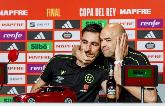 기자회견 중인 데 부르고스 벤고에체아와 곤잘레스 푸에르테스. AFP연합뉴스