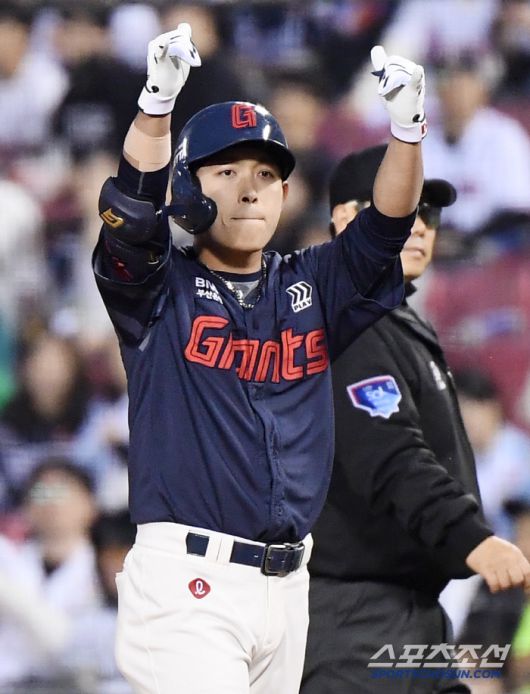 25일 서울 잠실구장에서 열린 롯데-두산전. 4회초 2사 2루 황성빈이 1타점 적시타를 친 후 환호하고 있다. 잠실=정재근 기자 cjg@sportschosun.com/2025.4.25/