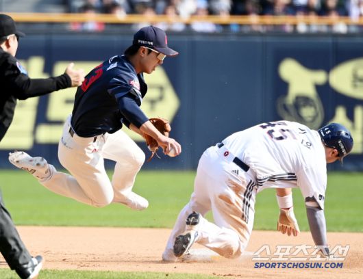 26일 잠실야구장에서 열린 롯데와 두산의 경기, 6회말 무사 1루 두산 박준영의 투수 앞 땅볼때 1루주자 김기연과 롯데 유격수 전민재가 충돌하고 있다. 잠실=허상욱 기자wook@sportschosun.com/2025.04.26/