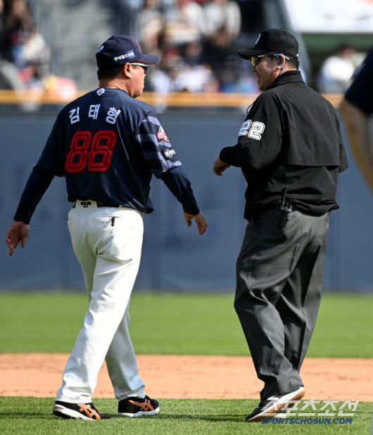26일 잠실야구장에서 열린 롯데와 두산의 경기, 6회말 무사 1루 두산 박준영의 투수 앞 땅볼때 롯데 유격수 전민재가 2루로 향하던 1루주자 김기연과 충돌해 넘어진 후 김태형 감독이 그라운드로 나와 심판과 이야기를 하고 있다. 잠실=허상욱 기자wook@sportschosun.com/2025.04.26/
