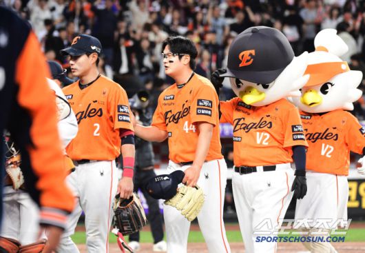 동료들과 하이파이브 나누는 김서현.