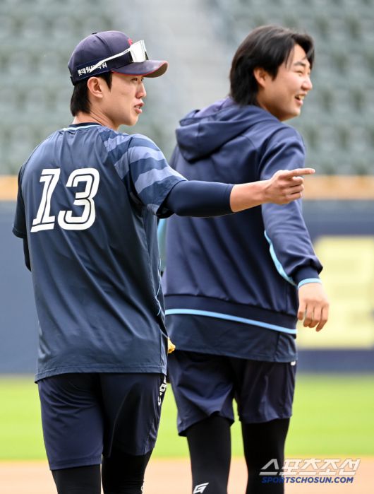 27일 잠실야구장에서 열린 롯데와 두산의 경기, 롯데 전민재와 정철원이 두산 선수단과 인사를 나누고 있다. 잠실=허상욱 기자wook@sportschosun.com/2025.04.27/