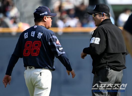 26일 잠실야구장에서 열린 롯데와 두산의 경기, 6회말 무사 1루 두산 박준영의 투수 앞 땅볼때 롯데 유격수 전민재가 2루로 향하던 1루주자 김기연과 충돌해 넘어진 후 김태형 감독이 그라운드로 나와 심판과 이야기를 하고 있다. 잠실=허상욱 기자wook@sportschosun.com/2025.04.26/