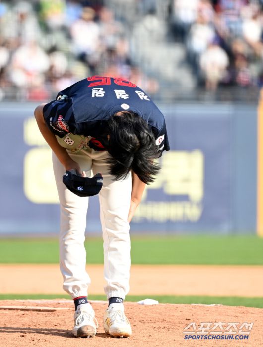26일 잠실야구장에서 열린 롯데와 두산의 경기, 8회말 마운드에 오른 롯데 정철원이 1루 관중석의 두산 팬들에게 인사를 하고 있다. 허상욱 기자wook@sportschosun.com/2025.04.26/