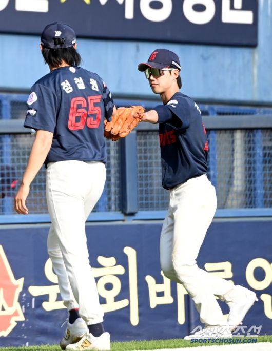 26일 잠실야구장에서 열린 롯데와 두산의 경기, 8회말롯데 정철원이 두산 김기연을 삼진처리하며 이닝을 마친 후 전민재와 하이파이브를 하고 있다. 허상욱 기자wook@sportschosun.com/2025.04.26/
