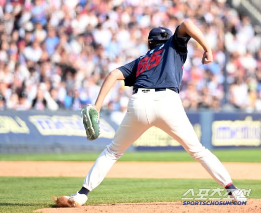 26일 잠실야구장에서 열린 롯데와 두산의 경기, 8회말롯데 정철원이 두산 김기연을 삼진처리하며 환호 하고 있다. 허상욱 기자wook@sportschosun.com/2025.04.26/