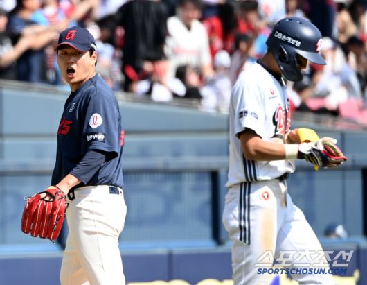 26일 잠실야구장에서 열린 롯데와 두산의 경기, 4회말 2사 만루 위기를 넘긴 롯데 나균안이 루상에 있던 두산 김민석에 말을 건네고 있다. 잠실=허상욱 기자wook@sportschosun.com/2025.04.26/