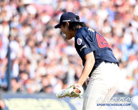 26일 잠실야구장에서 열린 롯데와 두산의 경기, 8회말롯데 정철원이 두산 김기연을 삼진처리하며 환호 하고 있다. 허상욱 기자wook@sportschosun.com/2025.04.26/