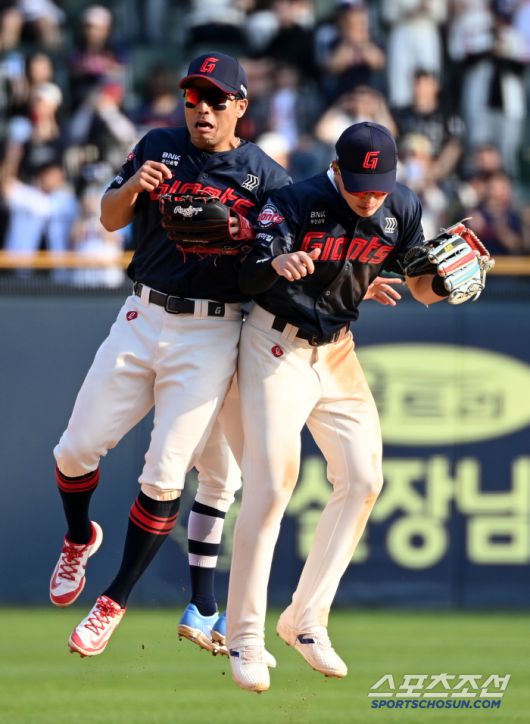 26일 잠실야구장에서 열린 롯데와 두산의 경기,롯데가 7대4로 승리했다. 승리의 기쁨을 나누는 전준우, 장두성, 윤동희의 모습. 허상욱 기자wook@sportschosun.com/2025.04.26/