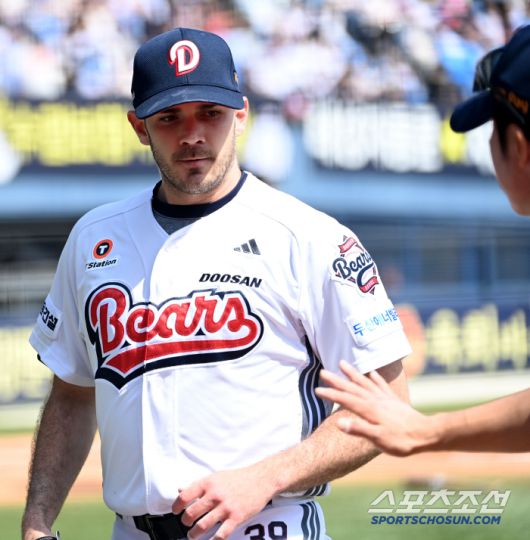 26일 잠실야구장에서 열린 롯데와 두산의 경기, 3회초 투구를 마친 두산 잭로그가 더그아웃으로 향하고 있다. 잠실=허상욱 기자wook@sportschosun.com/2025.04.26/