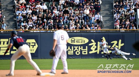 26일 잠실야구장에서 열린 롯데와 두산의 경기, 8회초 무사 2루 두산 중견수 정수빈이 롯데 레이예스의 플라이 타구를 잡지 못하고 있다. 이 타구에 2루주자 윤동희가 홈으로 파고들어 3대3 동점이 이뤄졌다. 잠실=허상욱 기자wook@sportschosun.com/2025.04.26/