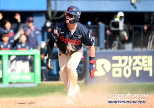 26일 잠실야구장에서 열린 롯데와 두산의 경기, 6회초 1사 1,3루 롯데 나승엽의 삼진때 3루주자 윤동희가 홈으로 파고들어 세이프되고 있다. 잠실=허상욱 기자wook@sportschosun.com/2025.04.26/