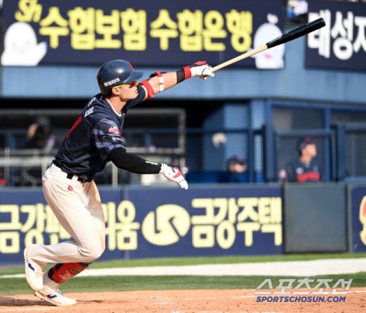 26일 잠실야구장에서 열린 롯데와 두산의 경기, 9회초 1사 1,3루 윤동희가 1타점 2루타를 치고 있다. 허상욱 기자wook@sportschosun.com/2025.04.26/
