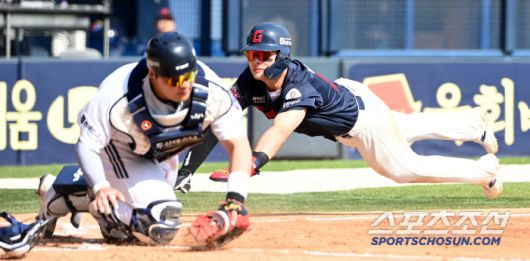 26일 잠실야구장에서 열린 롯데와 두산의 경기, 6회초 1사 1,3루 롯데 나승엽의 삼진때 3루주자 윤동희가 홈으로 파고들어 세이프되고 있다. 잠실=허상욱 기자wook@sportschosun.com/2025.04.26/