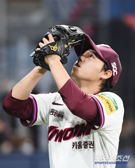 22일 서울 고척스카이돔에서 열린 두산-키움전. 6회초 세 타자를 범타 처리한 하영민이 자신만의 의식을 치르며 내려오고 있다. 고척=정재근 기자 cjg@sportschosun.com/2025.4.22/