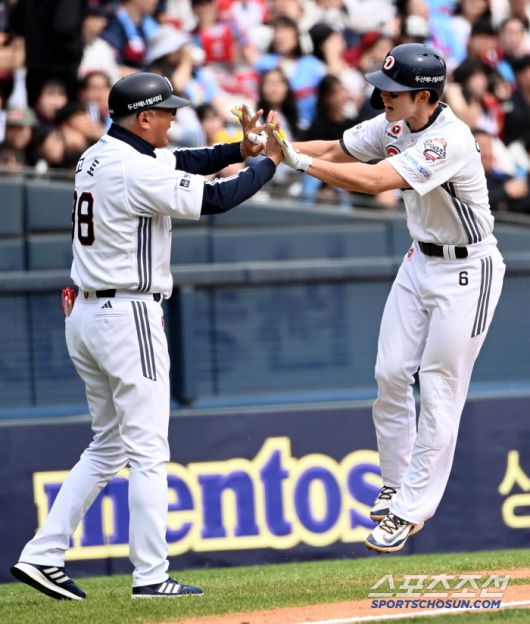 27일 잠실야구장에서 열린 롯데와 두산의 경기, 4회말 1사 민루 두산 오명진이 선제 만루홈런을 치고 기쁨을 나누고 있다. 잠실=허상욱 기자wook@sportschosun.com/2025.04.27/