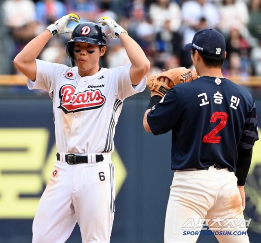 27일 잠실야구장에서 열린 롯데와 두산의 경기, 7회말 2사 만루 두산 오명진이 2타점 적시타를 치고 기뻐하고 있다. 잠실=허상욱 기자wook@sportschosun.com/2025.04.27/