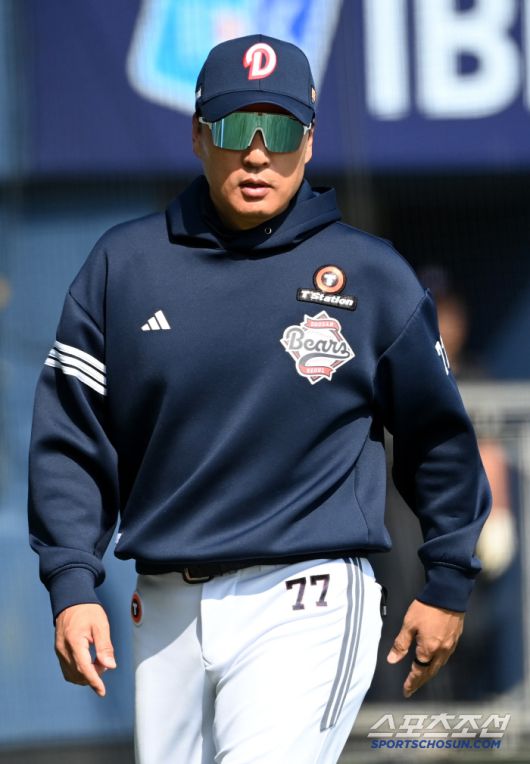 26일 잠실야구장에서 열린 롯데와 두산의 경기, 두산 이승엽 감독이 판정을 확인한 후 더그아웃으로 향하고 있다. 잠실=허상욱 기자wook@sportschosun.com/2025.04.26/