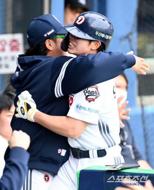 27일 잠실야구장에서 열린 롯데와 두산의 경기, 4회말 1사 민루 두산 오명진이 선제 만루홈런을 치고 박석민 코치와 기쁨을 나누고 있다. 잠실=허상욱 기자wook@sportschosun.com/2025.04.27/