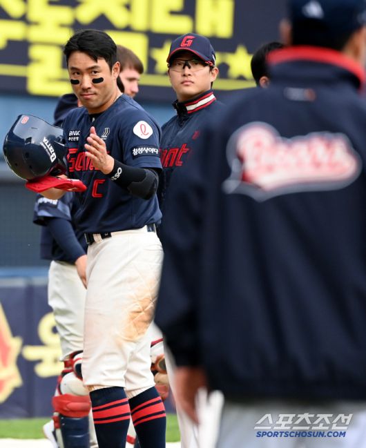 14대3, 대승을 거둔 두산 선수단에 인사를 건네며