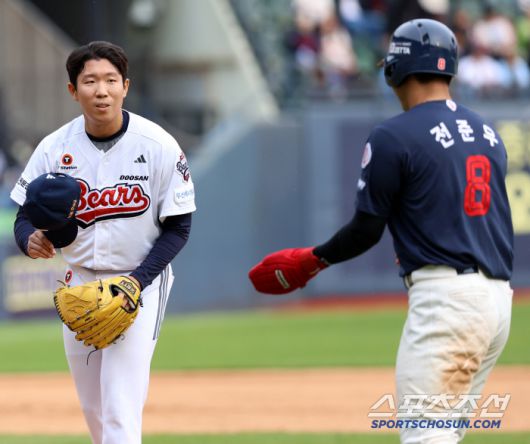 경기가 종료된 후 전준우에게 다가가는 김민규