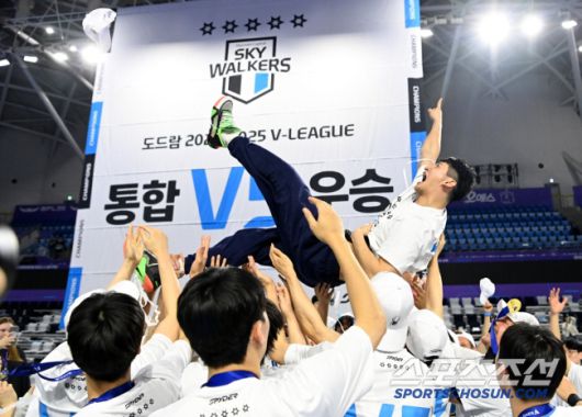 5일 인천계양체육관에서 열린 V리그 남자부 대한항공과 현대캐피탈의 챔피언결정전 3차전, 현대캐피탈이 승리하며 우승을 차지했다. 문성민이 헹가레를 받고 있다. 인천=허상욱 기자 wook@sportschosun.com/