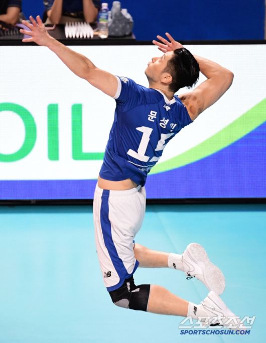 12일 서울 장충체육관에서 배구 V리그 남자부 우리카드와 현대캐피탈의 경기가 열렸다. 서브를 넣고 있는 문성민. 장충=송정헌 기자songs@sportschosun.com/2024.02.12/