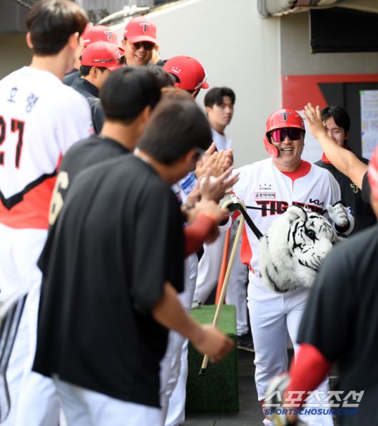 27일 광주 기아챔피언스필드에서 열린 KIA 타이거즈와 LG 트윈스의 경기. 4회말 KIA 최형우가 솔로포를 날린 뒤 환호하고 있다. 광주=박재만 기자 pjm@sportschosun.com/2025.04.27/