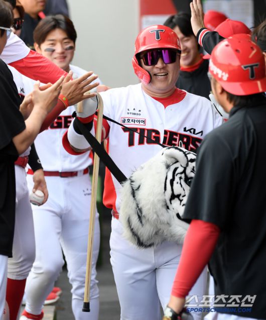 27일 광주 기아챔피언스필드에서 열린 KIA 타이거즈와 LG 트윈스의 경기. 4회말 KIA 최형우가 솔로포를 날린 뒤 환호하고 있다. 광주=박재만 기자 pjm@sportschosun.com/2025.04.27/