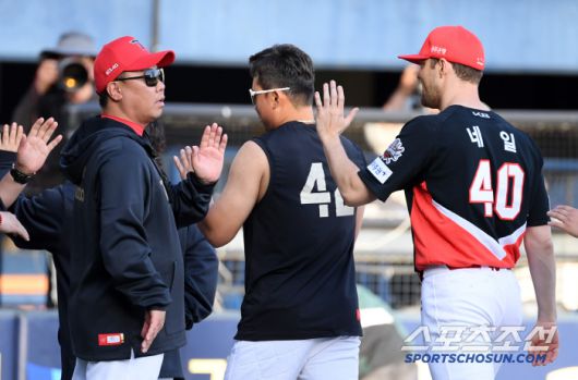 20일 잠실구장에서 열린 두산 베어스와 KIA 타이거즈의 경기. 승리한 KIA 이범호 감독과 네일이 기뻐하고 있다. 잠실=박재만 기자 pjm@sportschosun.com/2025.04.20/