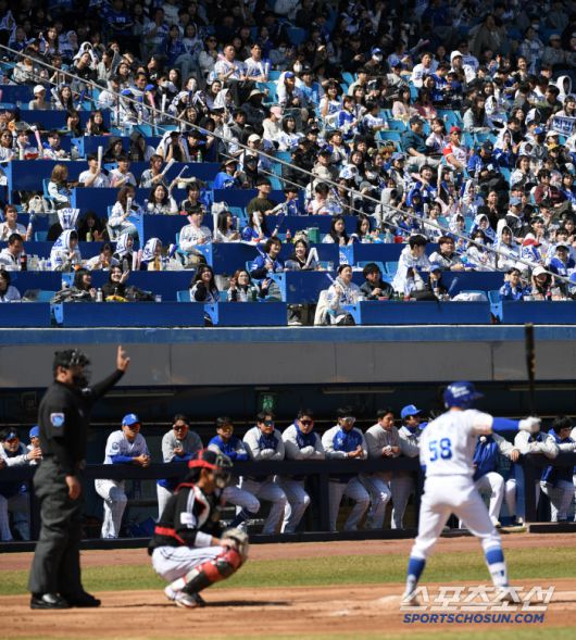14일 대구 삼성라이온즈파크에서 열린 삼성 라이온즈와 LG 트윈스의 시범경기. 평일에도 불구하고 3루 홈 관중석을 가득 메운 삼성 팬들이 야구를 즐기고 있다. 대구=박재만 기자 pjm@sportschosun.com/2025.03.14/