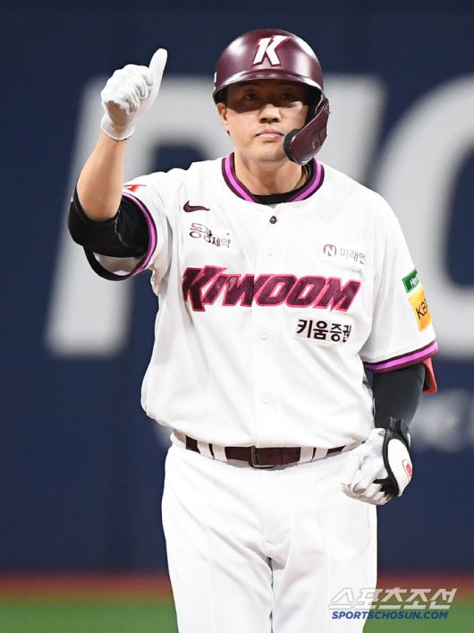 22일 서울 고척스카이돔에서 열린 두산-키움전. 2회말 1사 1, 2루 오선진이 1타점 2루타를 친 후 기뻐하고 있다. 고척=정재근 기자 cjg@sportschosun.com/2025.4.22/