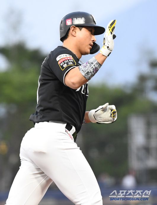 17일 광주 기아 챔피언스필드에서 열린 KT-KIA전. 2회초 무사 1루 황재균이 투런포를 친 후 환영받고 있다. 광주=정재근 기자 cjg@sportschosun.com/2025.4.17/