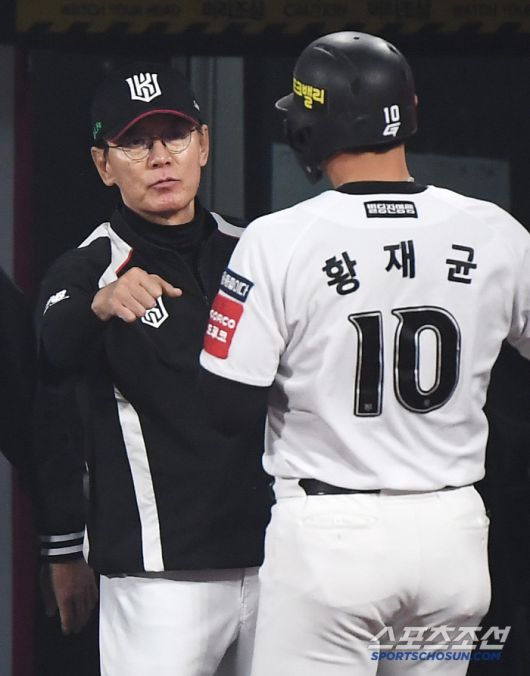 11일 수원 KT위즈파크에서 열린 삼성-KT전. 6회말 1사 1루 장준원의 적시타 때 득점한 황재균이 이강철 감독의 환영을 받고 있다. 수원=정재근 기자 cjg@sportschosun.com/2025.4.11/