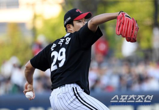 25일 광주 기아챔피언스필드에서 열린 KIA 타이거즈와 LG 트윈스의 경기. LG 손주영이 역투하고 있다. 광주=박재만 기자 pjm@sportschosun.com/2025.04.25/