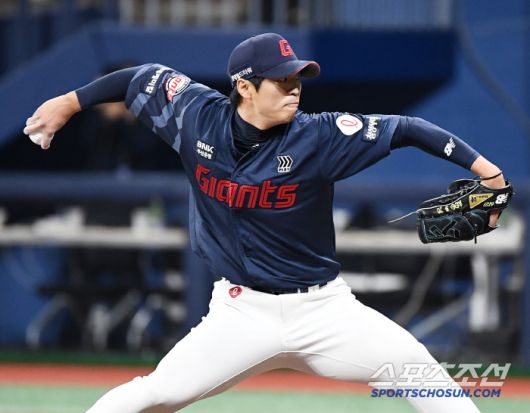 29일 서울 고척스카이돔에서 열린 롯데-키움전. 8회말 2사 만루에 등판한 구승민이 투구하고 있다. 고척=정재근 기자 cjg@sportschosun.com/2025.4.29/