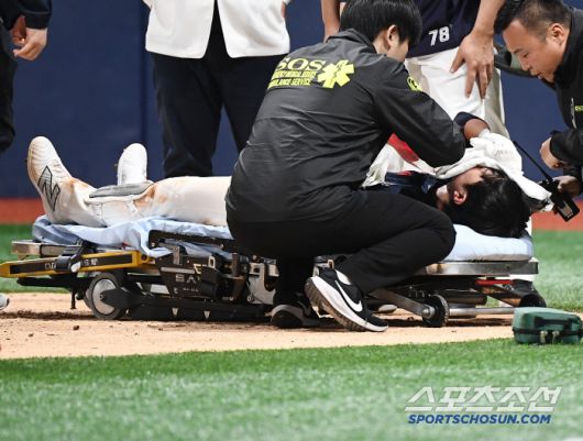 29일 서울 고척스카이돔에서 열린 롯데-키움전. 7회초 1사 1, 2루 전민재가 헤드샷에 쓰러졌다. 수건으로 얼굴을 감싼 전민재가 응급차로 이송되고 있다. 고척=정재근 기자 cjg@sportschosun.com/2025.4.29/