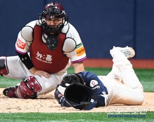 29일 서울 고척스카이돔에서 열린 롯데-키움전. 7회초 1사 1, 2루 전민재가 헤드샷에 쓰러지고 있다. 고척=정재근 기자 cjg@sportschosun.com/2025.4.29/