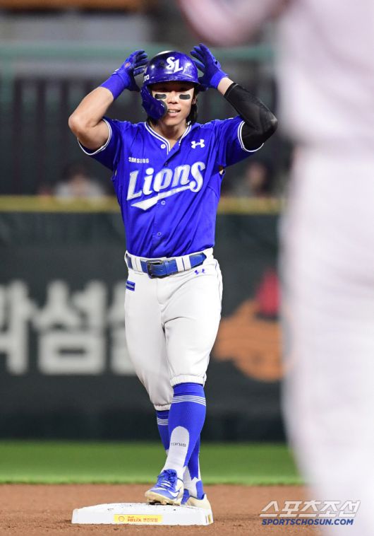 8회초 선두타자 2루타를 날린 김성윤.