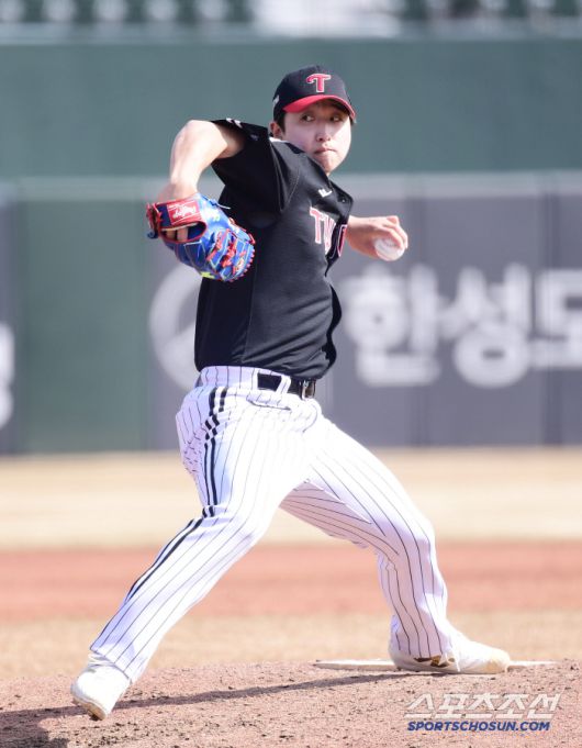 11일 부산 사직구장에서 열린 KBO리그 시범경기 롯데와 LG의 경기. 투구하고 있는 LG 최채흥. 부산=송정헌 기자songs@sportschosun.com/2025.03.11/