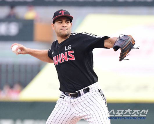 18일 인천 SSG랜더스필드에서 열린 KBO리그 SSG와 LG의 경기. 선발 투구하고 있는 LG 치리노스. 인천=송정헌 기자songs@sportschosun.com/2025.04.18/