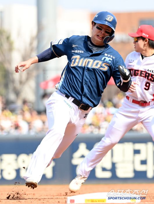 23일 광주KIA챔피언스필드에서 열린 NC와 KIA의 경기, 2회초 1사 1,2루 NC 김형준의 1타점 적시타때 2루주자 박건우가 홈으로 파고들고 있다. 광주=허상욱 기자wook@sportschosun.com/2025.03.23/