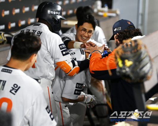 29일 대전한화생명볼파크에서 열린 LG와 한화의 경기, 4회말 한화 심우준이 역전 솔로홈런을 날렸다. 더그아웃 동료들의 무관심 세리머니가 끝난 뒤 축하를 받는 심우준. 대전=허상욱 기자wook@sportschosun.com/2025.04.29/