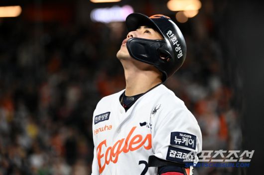 29일 대전한화생명볼파크에서 열린 LG와 한화의 경기, 4회말 한화 심우준이 역전 솔로홈런을 치고 더그아웃 동료들의 무관심 세리머니를 받고 있다. 대전=허상욱 기자wook@sportschosun.com/2025.04.29/