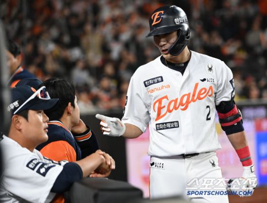 29일 대전한화생명볼파크에서 열린 LG와 한화의 경기, 4회말 한화 심우준이 역전 솔로홈런을 날렸다. 더그아웃 동료들의 무관심 세리머니를 받는 심우준. 대전=허상욱 기자wook@sportschosun.com/2025.04.29/