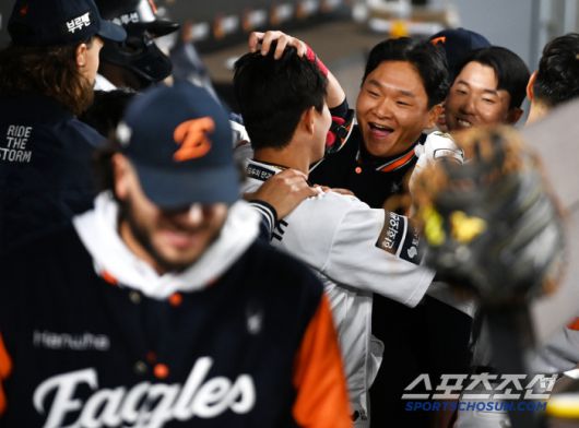 29일 대전한화생명볼파크에서 열린 LG와 한화의 경기, 4회말 한화 심우준이 역전 솔로홈런을 날렸다. 더그아웃 동료들의 무관심 세리머니가 끝난 뒤 축하를 받는 심우준. 대전=허상욱 기자wook@sportschosun.com/2025.04.29/