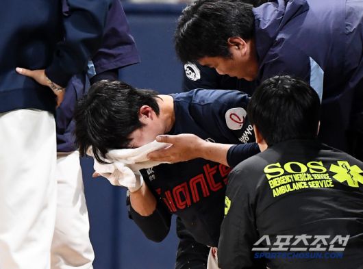 29일 서울 고척스카이돔에서 열린 롯데-키움전. 7회초 1사 1, 2루 전민재가 헤드샷에 쓰러졌다. 수건으로 얼굴을 감싼 전민재가 응급차로 이송되고 있다. 고척=정재근 기자 cjg@sportschosun.com/2025.4.29/